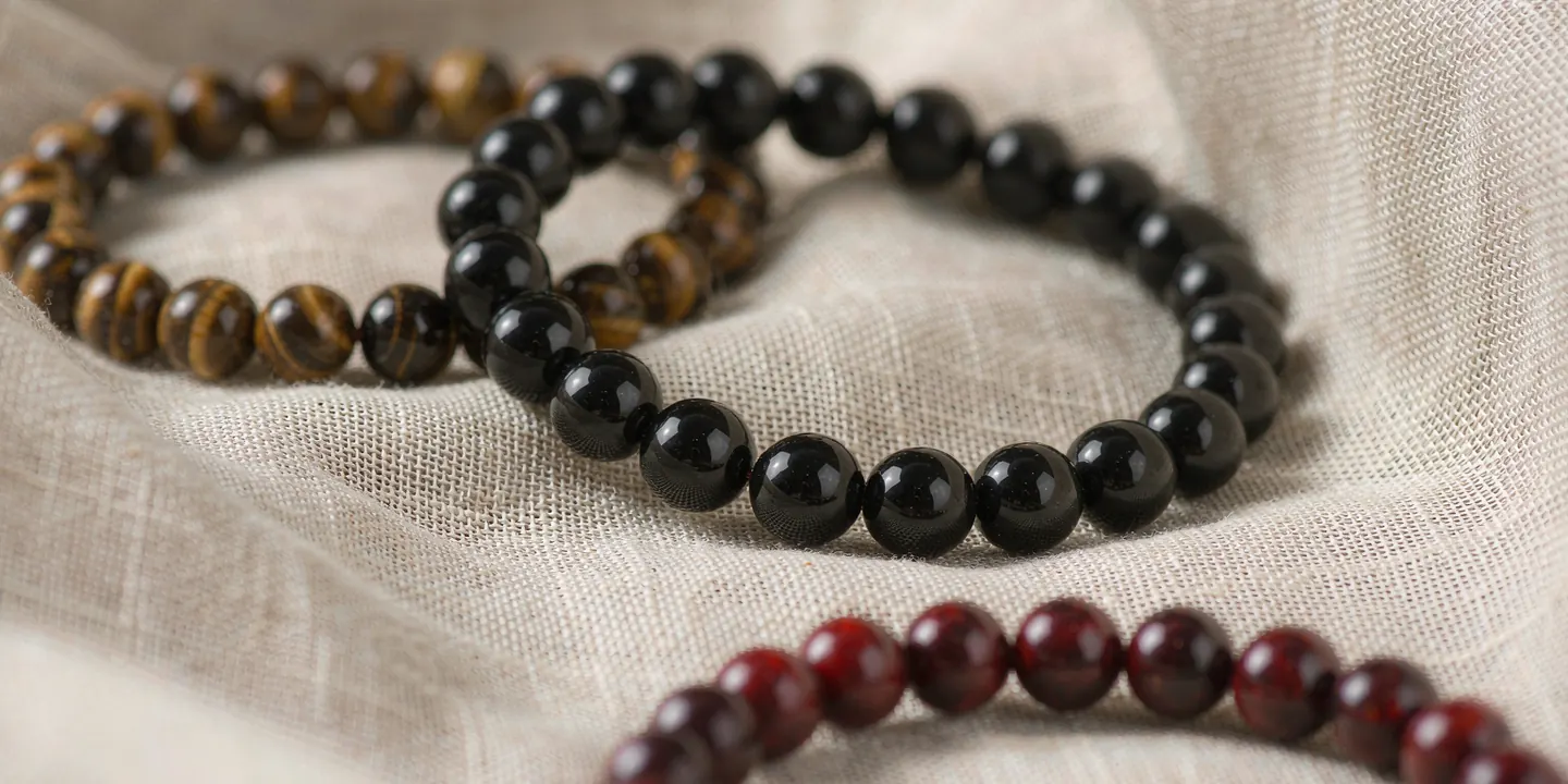 Bracelets de perles d'obsidienne, œil de tigre et cinabre sur tissu de lin